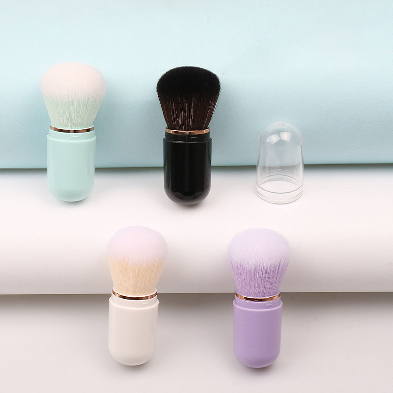 Stretch Blush Brush ve tvaru kapslí